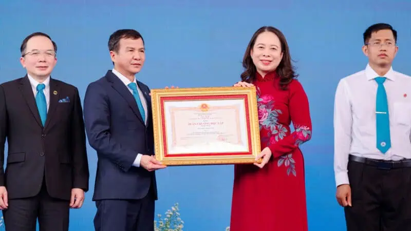 Dong chi Vo Thi Anh Xuan trao Huan chuong Doc lap hang Nhat cho Benh vien Thong Nhat 2