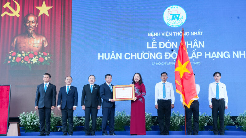 Dong chi Vo Thi Anh Xuan trao Huan chuong Doc lap hang Nhat cho Benh vien Thong Nhat