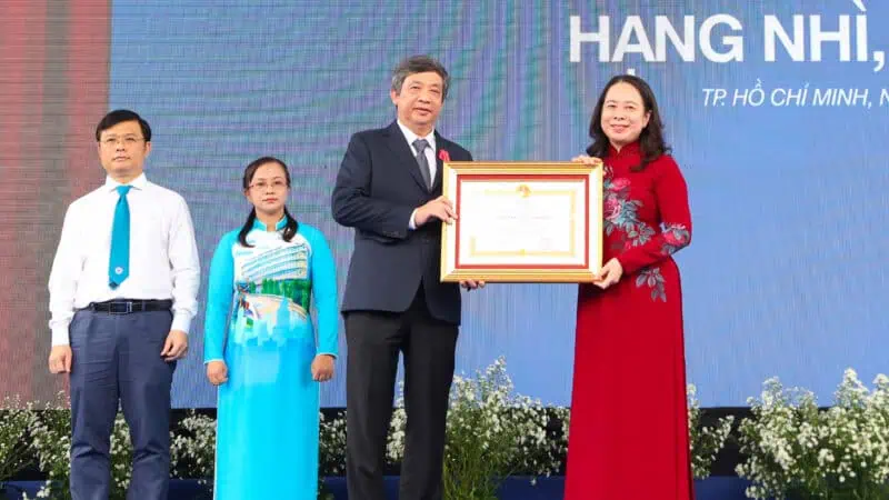 Dong chi Vo Thi Anh Xuan trao Huan chuong Lao dong hang Nhi cho PGS.TS . Ho Thuong Dung