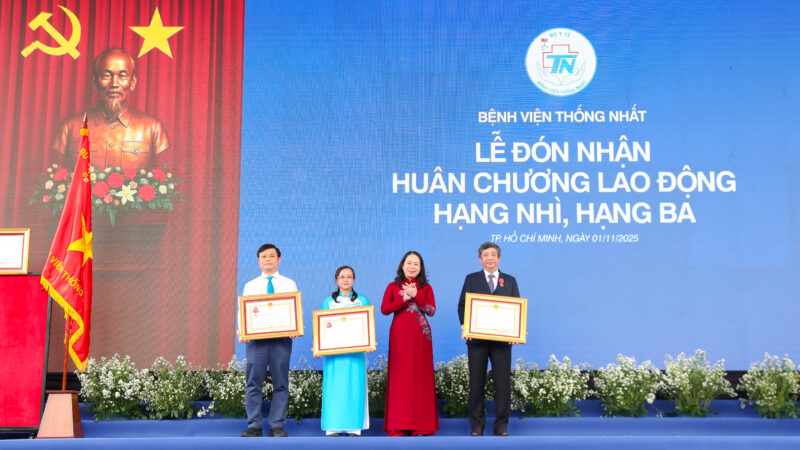 Dong chi Vo Thi Anh Xuan trao Huan chuong Lao dong hang Nhi cho PGS.TS . Ho Thuong Dung va trao Huan chuong Lao dong hang hang Ba cho Khoa Cap cuu Khoa Tim mach cap cuu can thiep Benh vien Thong Nhat