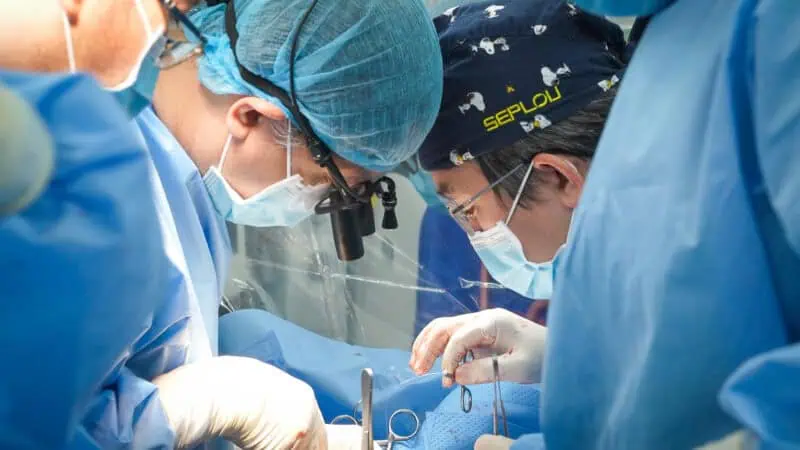 Hình ảnh các bác sĩ thực hiện ca phẫu thuật ghép tim tại Bệnh viện Thống Nhất, đóng vai trò quan trọng trong y học cứu người.