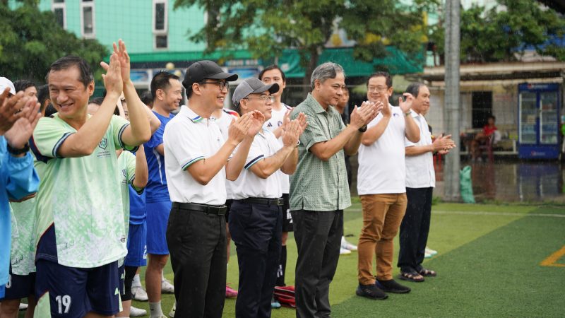 Giai bong da chao mung 50 nam ngay truyen thong Benh vien Thong Nhat 1