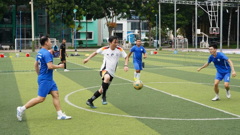 Giai bong da chao mung 50 nam ngay truyen thong Benh vien Thong Nhat 12