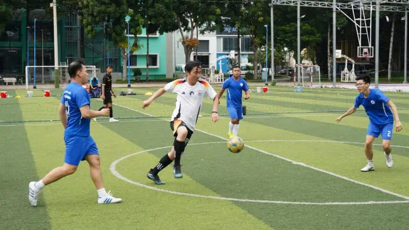 Giai bong da chao mung 50 nam ngay truyen thong Benh vien Thong Nhat 12