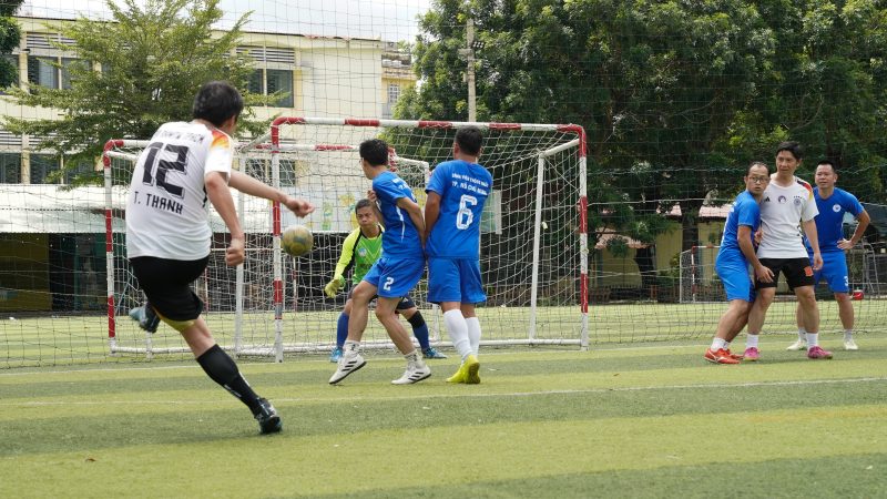 Giai bong da chao mung 50 nam ngay truyen thong Benh vien Thong Nhat 13