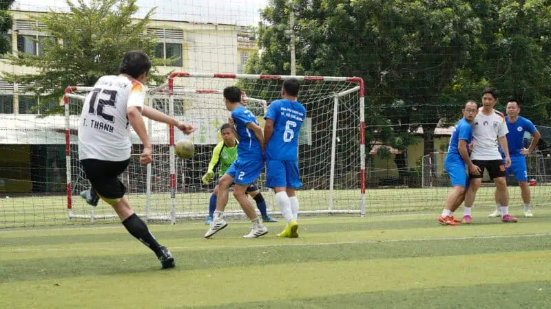 Giai bong da chao mung 50 nam ngay truyen thong Benh vien Thong Nhat 13