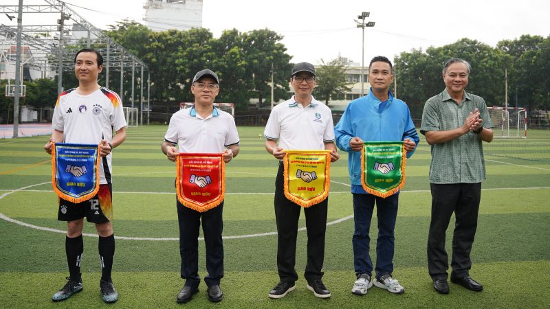 Giai bong da chao mung 50 nam ngay truyen thong Benh vien Thong Nhat 4