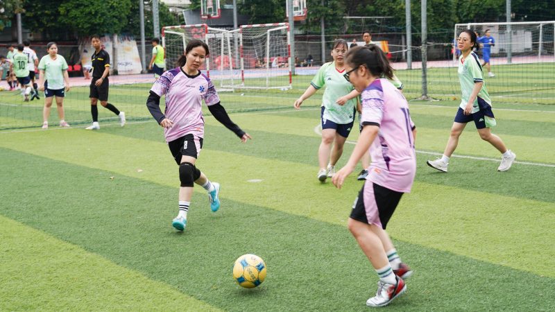 Giai bong da chao mung 50 nam ngay truyen thong Benh vien Thong Nhat 5