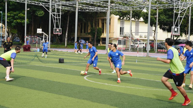 Giai bong da chao mung 50 nam ngay truyen thong Benh vien Thong Nhat 8