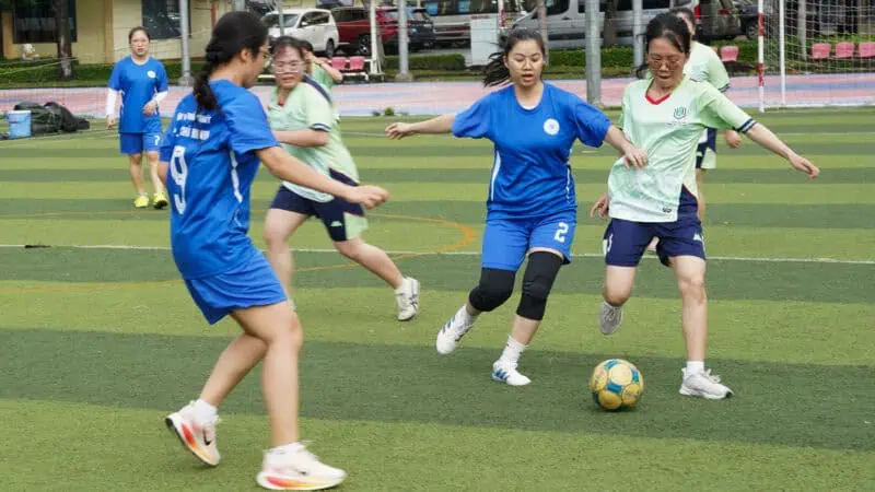 Giai bong da chao mung 50 nam ngay truyen thong Benh vien Thong Nhat 9