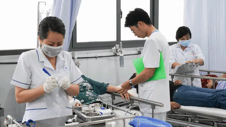 Bệnh viện Thống Nhất tiếp nhận trẻ vị thành niên mắc chứng ngộ độc rượu nguy kịch.