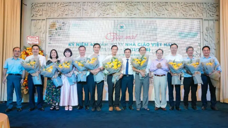 2. Hình ảnh lễ kỷ niệm 43 năm Ngày Nhà giáo Việt Nam tại Bệnh viện Thống Nhất, tặng hoa các thầy cô.