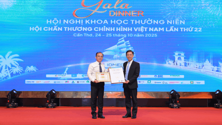 PGS.TS. Nguyễn Mạnh Khánh Chủ tịch Hội Chấn thương Chỉnh hình Việt Nam trao chứng nhận Tiêu chuẩn Vàng và giấy khen cho PGS.TS. Võ Thành Toàn - Phó Giám đốc Bệnh viện Thống Nhất