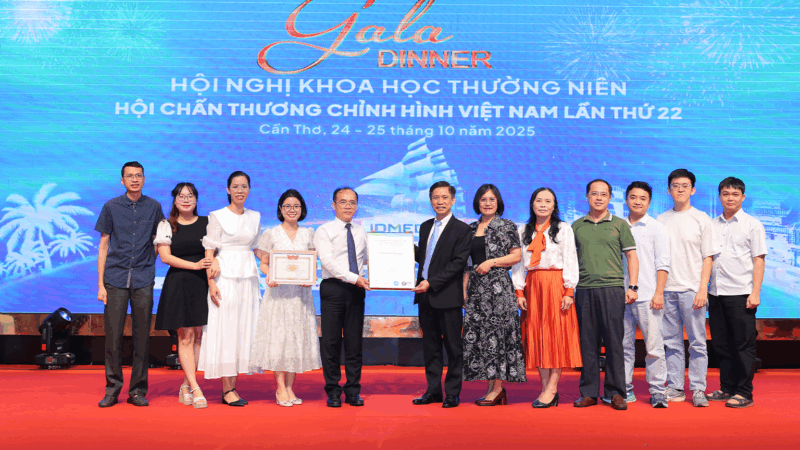 PGS.TS . Nguyen Manh Khanh chup anh luu niem cung PGS.TS . Vo Thanh Toan va tap the bac si nhan vien y te Benh vien Thong Nhat