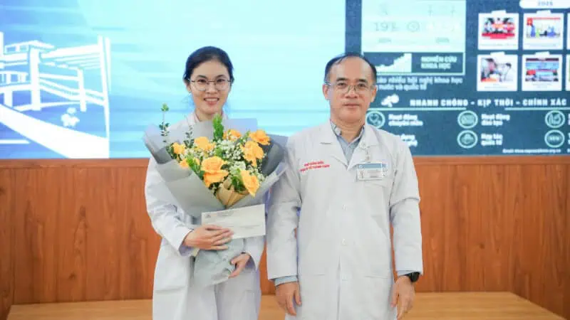 PGS.TS . Vo Thanh Toan Pho Giam doc Benh vien trao giai Nhat hang muc Poster anh cho Khoa Cap cuu