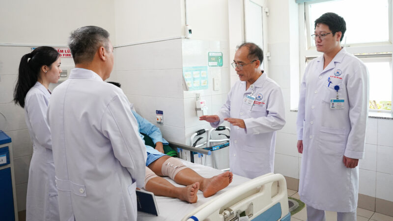 PGS.TS . Vo Thanh Toan cung bac si nhan vien y te Benh vien Thong Nhat tham kham cho benh nhan