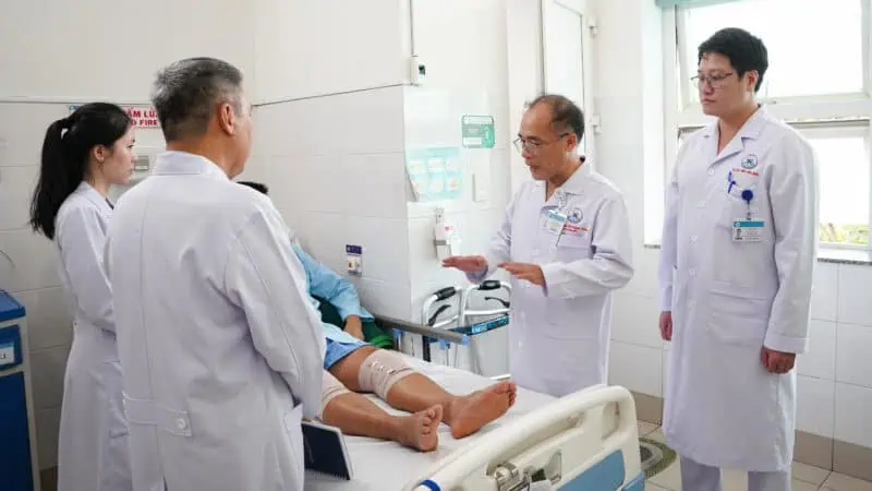 PGS.TS . Vo Thanh Toan cung bac si nhan vien y te Benh vien Thong Nhat tham kham cho benh nhan