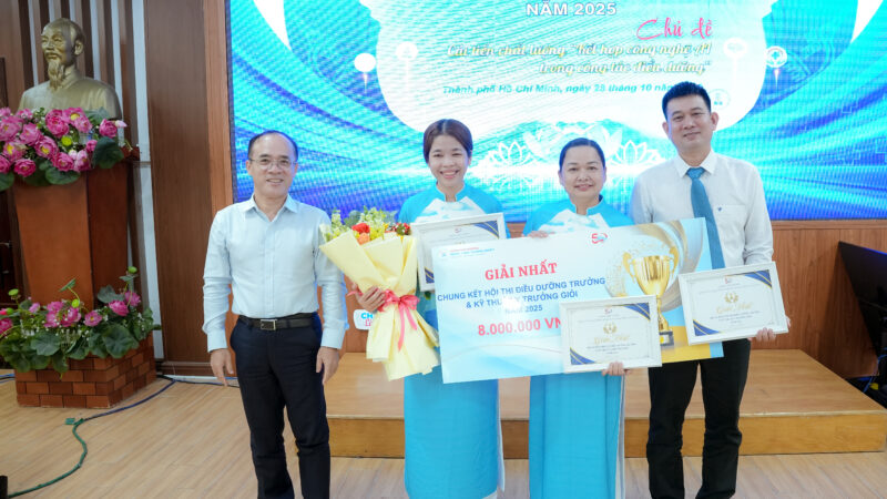 PGS.TS . Vo Thanh Toan trao giai nhat cho doi thi