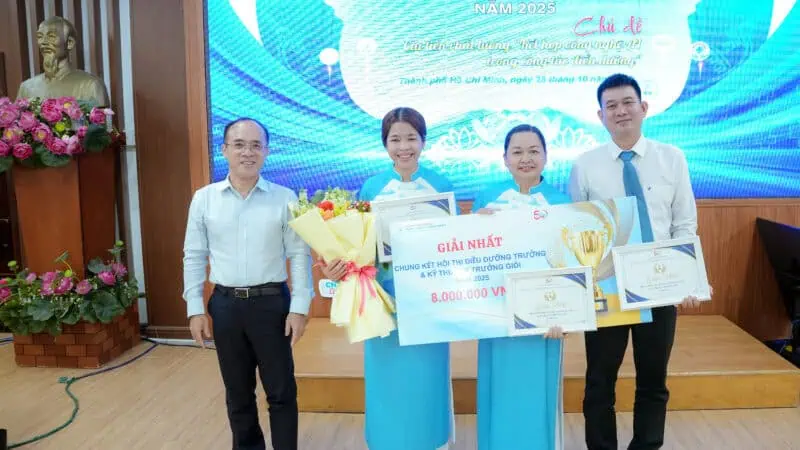 PGS.TS . Vo Thanh Toan trao giai nhat cho doi thi