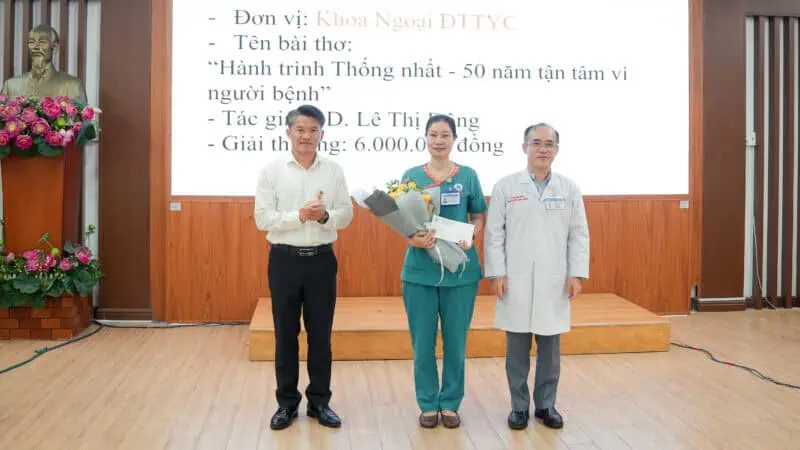 PGS.TS . Vo Thanh Toan va ThS. Nguyen Quang Vinh trao giai Nhat hang muc Tho ca cho Khoa Ngoai Dieu tri theo yeu cau