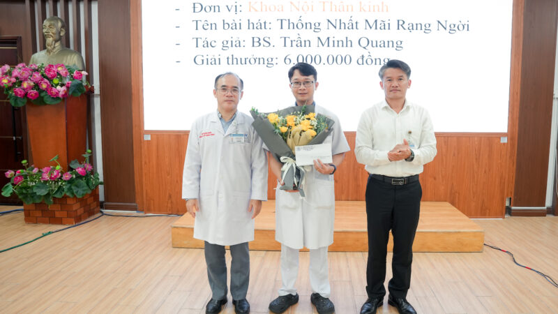 PGS.TS . Vo Thanh Toan va ThS. Nguyen Quang Vinh trao giai Nhat hang muc sang tac Ca khuc cho Khoa Noi Than kinh