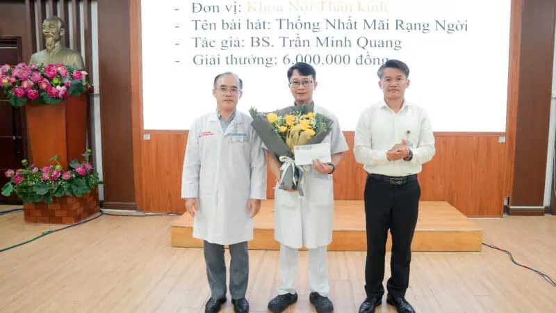 PGS.TS . Vo Thanh Toan va ThS. Nguyen Quang Vinh trao giai Nhat hang muc sang tac Ca khuc cho Khoa Noi Than kinh