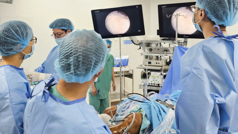 Phẫu thuật nội Phun PRF tại khớp gối bị thoái hóa 1