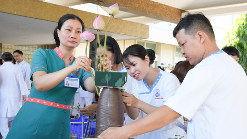 Soi noi Hoi thi cam hoa chao mung Ky niem 50 nam ngay truyen thong Benh vien Thong Nhat 1