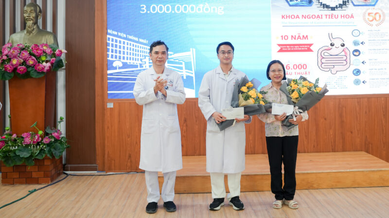 TS.BSCK2 . Ho Huu Duc Pho Chu tich Cong doan Benh vien trao giai Ba hang muc Poster anh cho Khoa Ngoai Tieu hoa va Phong Bao ve suc khoe Trung uong 2B