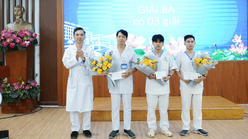 TS.BSCK2 . Ho Huu Duc Pho Chu tich Cong doan trao giai Ba cho cac khoa Vi Sinh Dieu tri can bo cao cap va Phuc hoi chuc nang