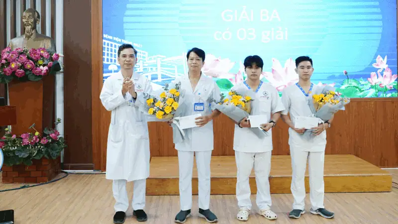 Hình ảnh đội ngũ y bác sĩ nhận thưởng tại hội thi.