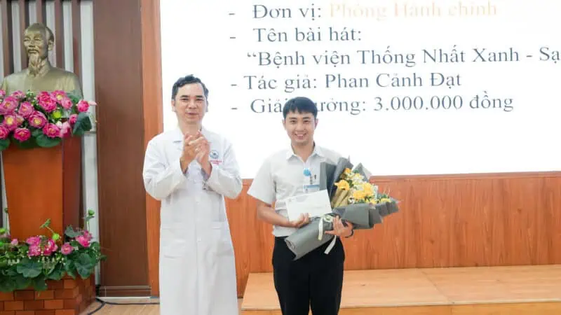 TS.BSCK2 . Ho Huu Duc Pho Chu tich Cong doan trao giai Ba hang muc sang tac Ca khuc cho Phong Hanh chinh