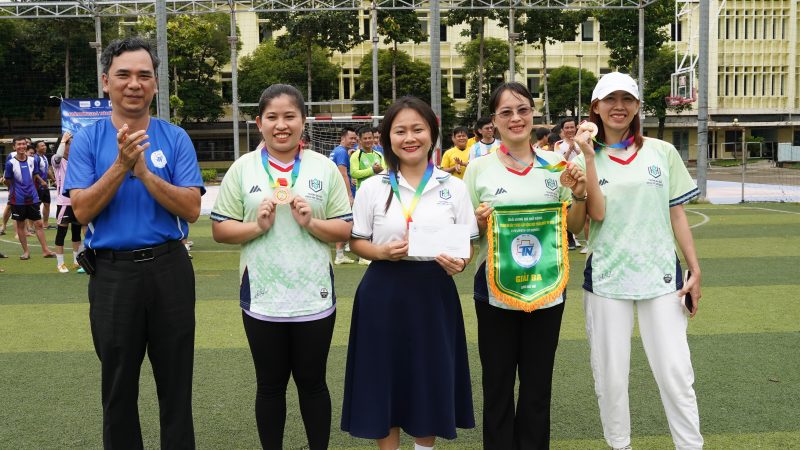 TS.BS .CK2 . Ho Huu Duc Pho Chu tich Cong doan Benh vien Thong Nhat trao giai ba noi dung Bong da nu cho Truong Dai hoc Khoa hoc suc khoe