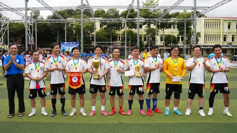 TS.BS .CK2 . Ho Huu Duc trao giai nhat o noi dung bong da nam cho doi thi Benh vien Rang Ham Mat Trung uong TP.HCM