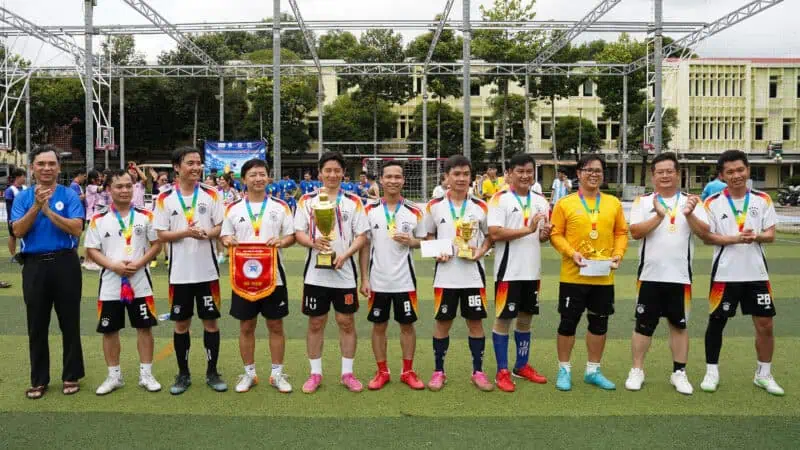 TS.BS .CK2 . Ho Huu Duc trao giai nhat o noi dung bong da nam cho doi thi Benh vien Rang Ham Mat Trung uong TP.HCM