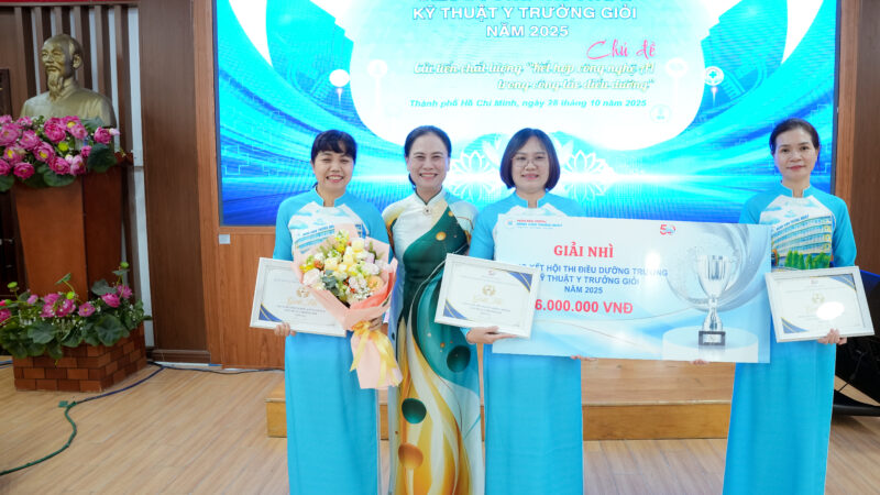 TS.DD . Ly Thi Phuong Hoa Truong Khoa Dieu duong Truong Dai hoc Van Lang Giam khao khach moi trao giai nhi cho doi thi