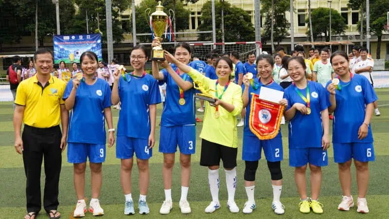 ThS. Nguyen Hoang Dung Pho Hieu truong Truong Dai hoc Khoa hoc suc khoe trao Giai Nhat cho Benh vien Thong Nhat o noi dung bong da nu