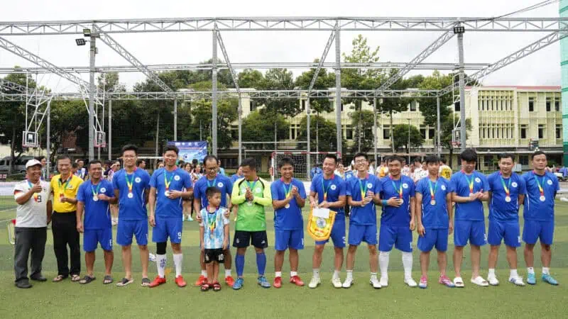 ThS. Nguyen Hoang Dung Pho Hieu truong Truong Dai hoc Khoa hoc suc khoe trao giai Nhi o noi dung bong da nam cho doi thi dau Benh vien Thong Nhat