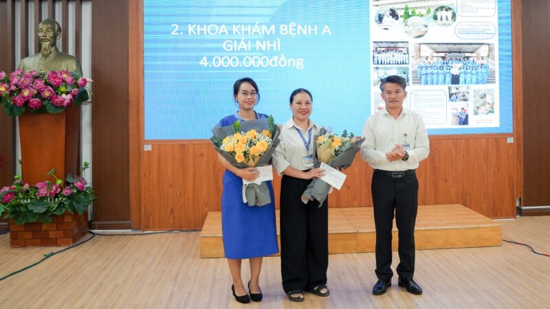 ThS. Nguyen Quang Vinh Pho Giam doc Benh vien trao giai Nhi hang muc Poster anh cho Phong Dieu duong va Khoa Kham benh