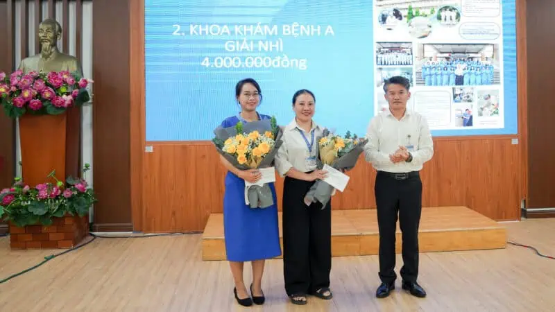 ThS. Nguyen Quang Vinh Pho Giam doc Benh vien trao giai Nhi hang muc Poster anh cho Phong Dieu duong va Khoa Kham benh