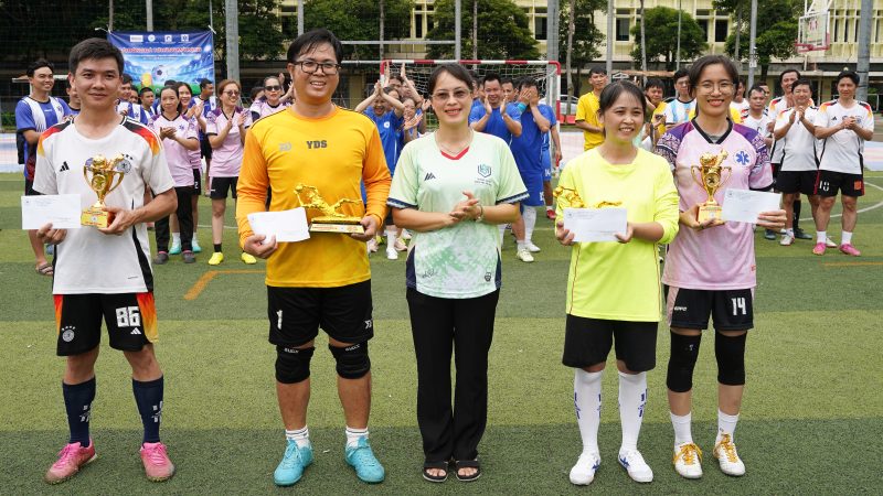 ThS. Nguyen Thi Hong Xuyen UV.BTV Cong doan Benh vien Rang Ham Mat Trung uong TP.HCM trao giai ca nhan cho cac van dong vien xuat sac