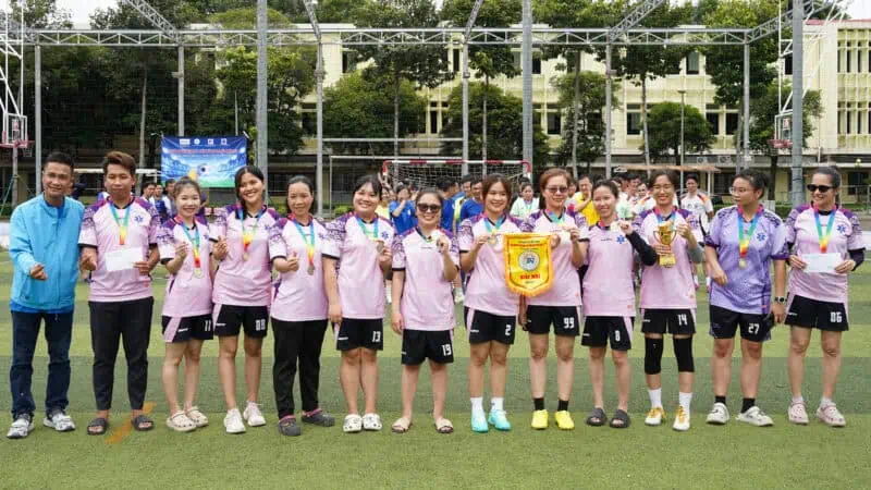 ThS. Pham Minh Hung – UV.BCH Cong doan Trung tam Cap cuu 115 trao giai Nhi o noi dung bong da nu