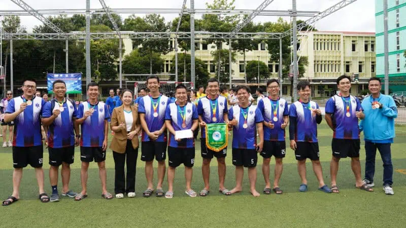 ThS. Pham Minh Hung – UV.BCH Cong doan Trung tam Cap cuu 115 va dong chi Nguyen Thi Thuy UV. BTV Cong doan Benh vien Thong Nhat trao giai Khuyen khich o noi dung bong da nam cho Trung tam cap cuu 115