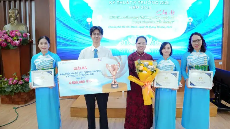 ThS.CK2 . Nguyen Thi Tien Truong Phong Dieu duong trao giai ba cho doi thi