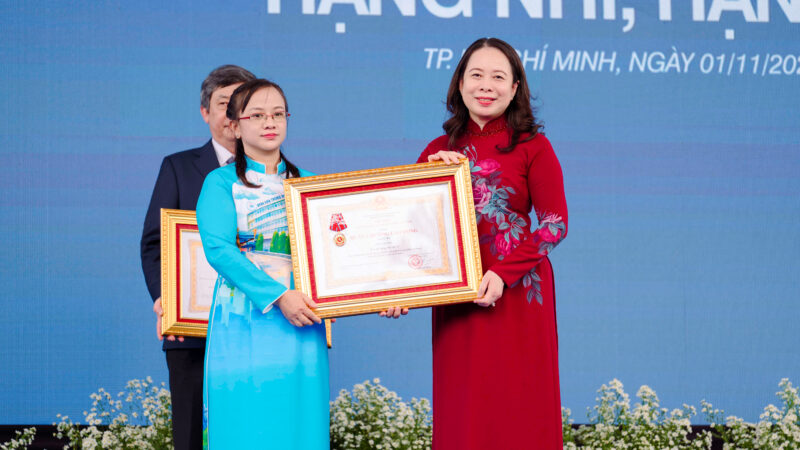 Trao Huan chuong Lao dong hang hang Ba cho Khoa Cap cuu Khoa Tim mach cap cuu can thiep Benh vien Thong Nhat