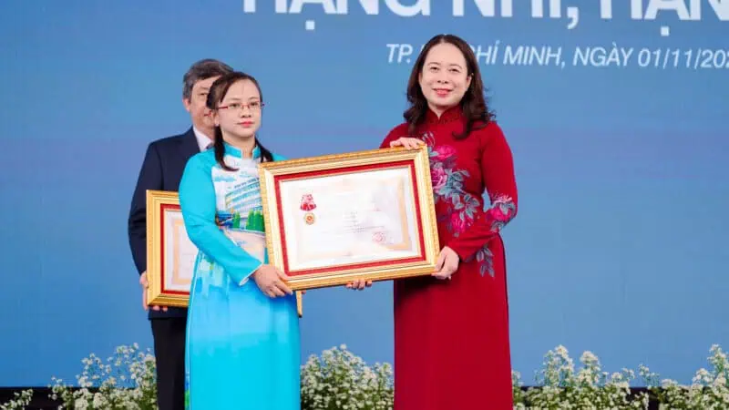 Trao Huan chuong Lao dong hang hang Ba cho Khoa Cap cuu Khoa Tim mach cap cuu can thiep Benh vien Thong Nhat