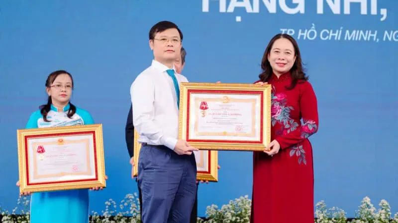 Trao Huan chuong Lao dong hang hang Ba cho Khoa Cap cuu Khoa Tim mach cap cuu can thiep Benh vien Thong Nhat. 2