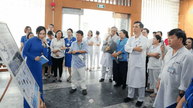 Hình ảnh các nhân viên y tế tham gia hội thi sáng tác thơ, ca khúc, poster tại Bệnh viện Thống Nhất.