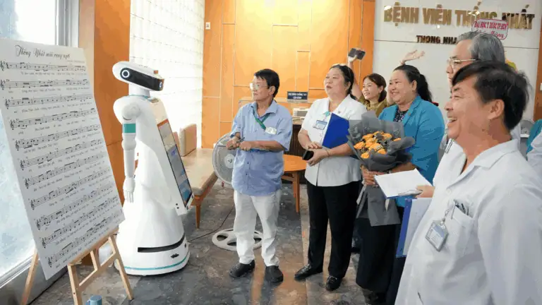 Hình ảnh các nhân viên y tế khám phá robot trình diễn thơ ca tại Bệnh viện Thống Nhất.