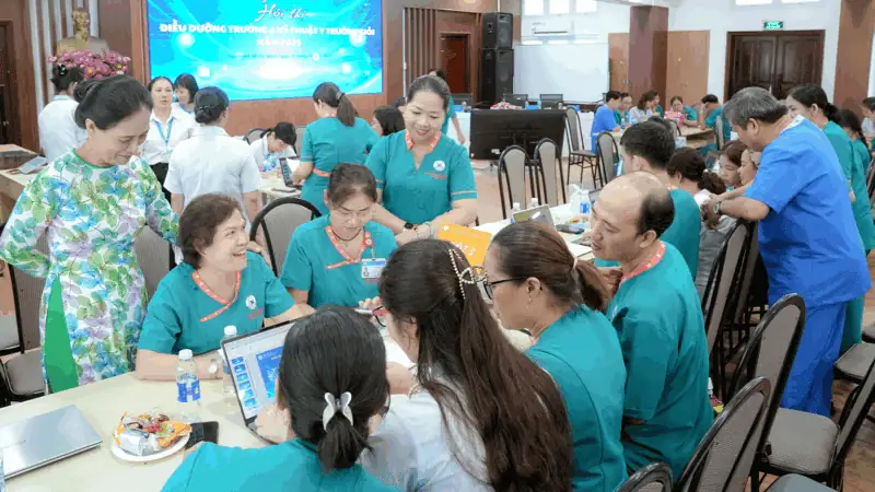Điều dưỡng trưởng Bệnh viện Thống Nhất thi kỹ năng y thuật năm 2025 với các nữ điều dưỡng năng động.